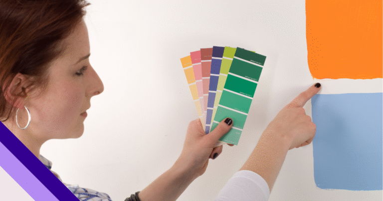 uma mulher branca esta escolhendo cores utilizando uma paleta com vário quadrados coloridos de forma diferente